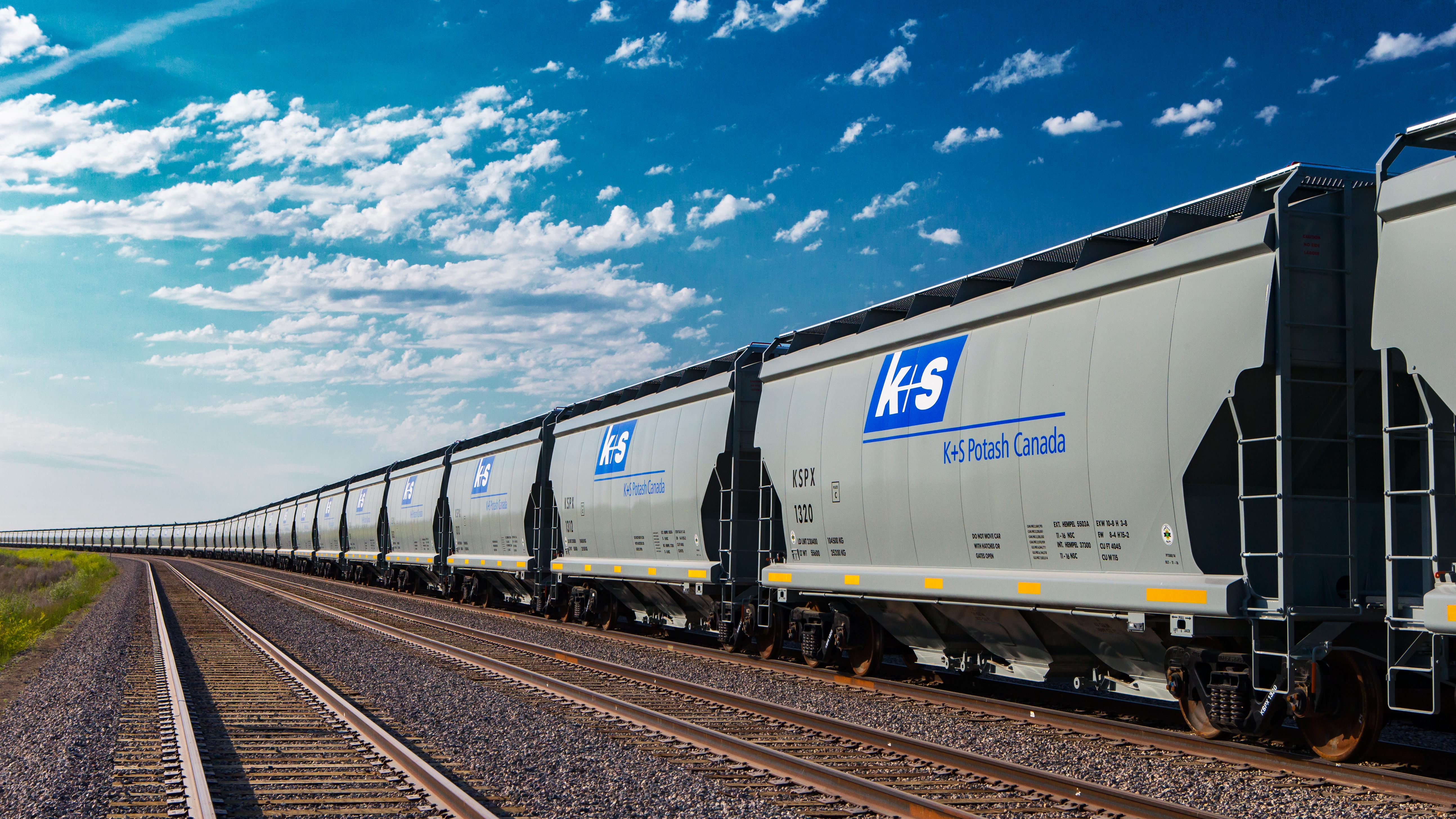Güterwaggons von K+S auf einer Bahnstrecke