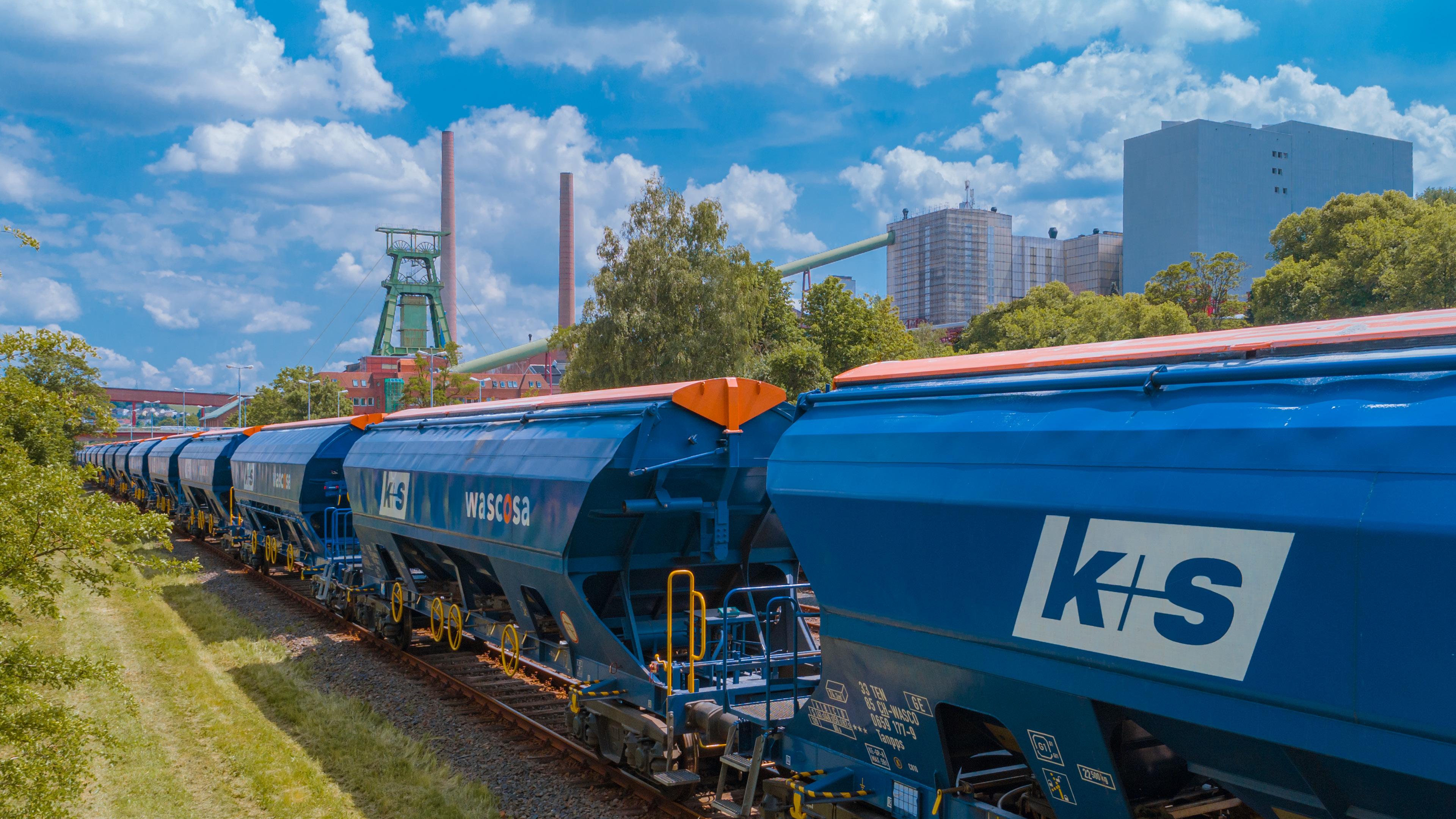 Güterwaggons von K+S auf der Bahnstrecke
