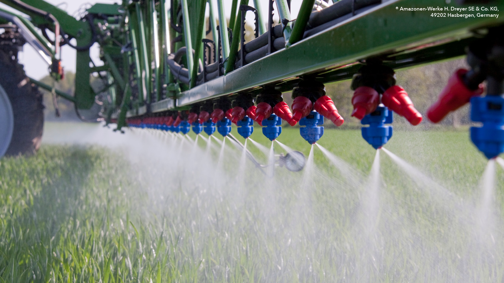 Auf der linken Seite des Bildes ist das Logo der KALI Akademie zu sehen. Auf der rechten Seite sieht man ein Spritzgestänge mit verschiedenen Düsen.