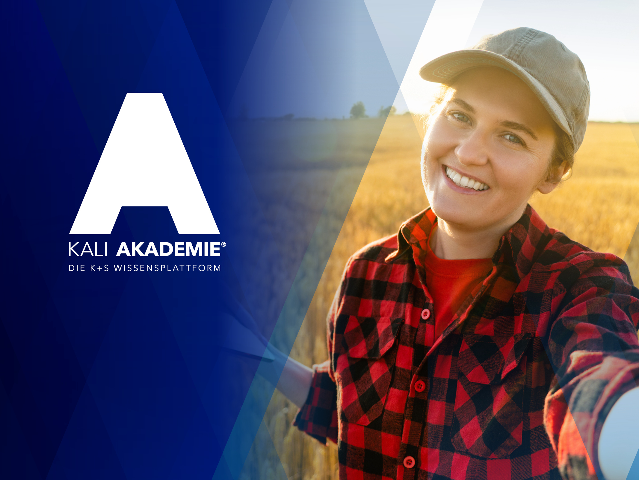Junge Landwirtin auf einem Feld mit Tablet, daneben das Logo der KALI Akademie.