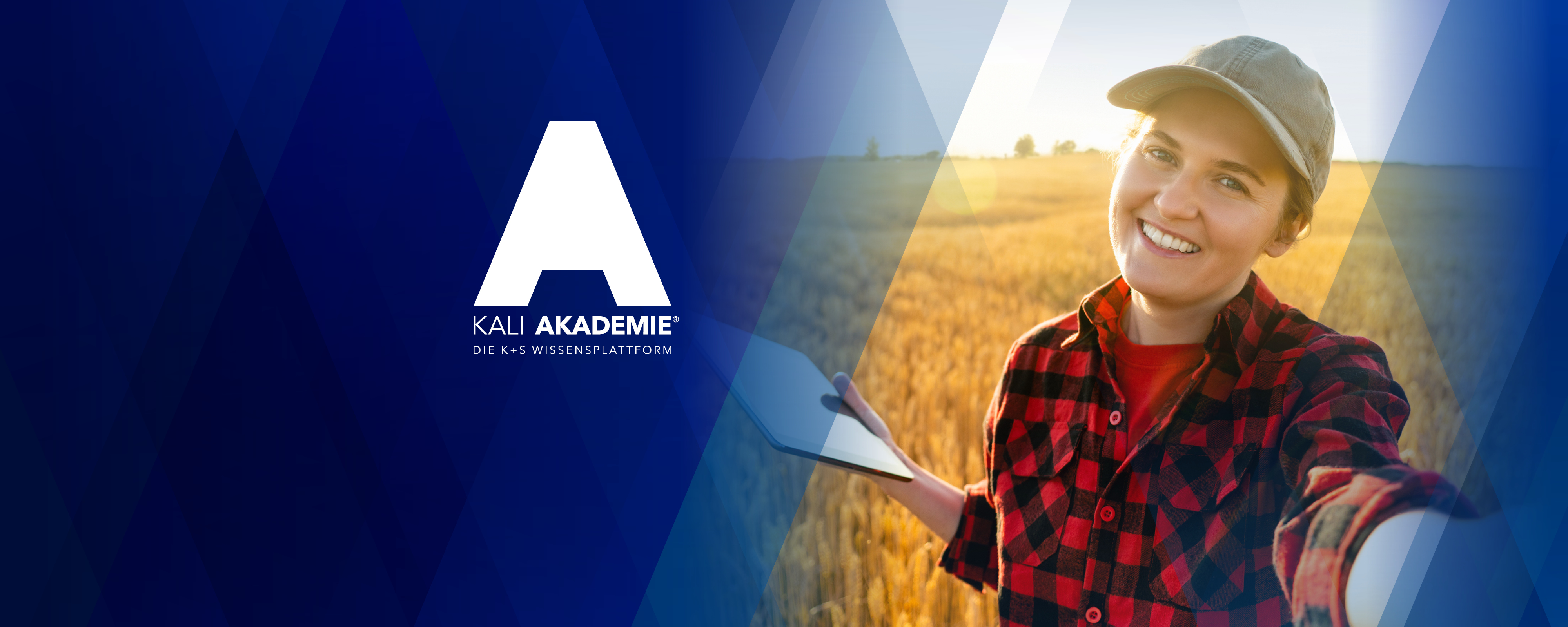 Junge Landwirtin auf einem Feld mit Tablet, daneben das Logo der KALI Akademie.