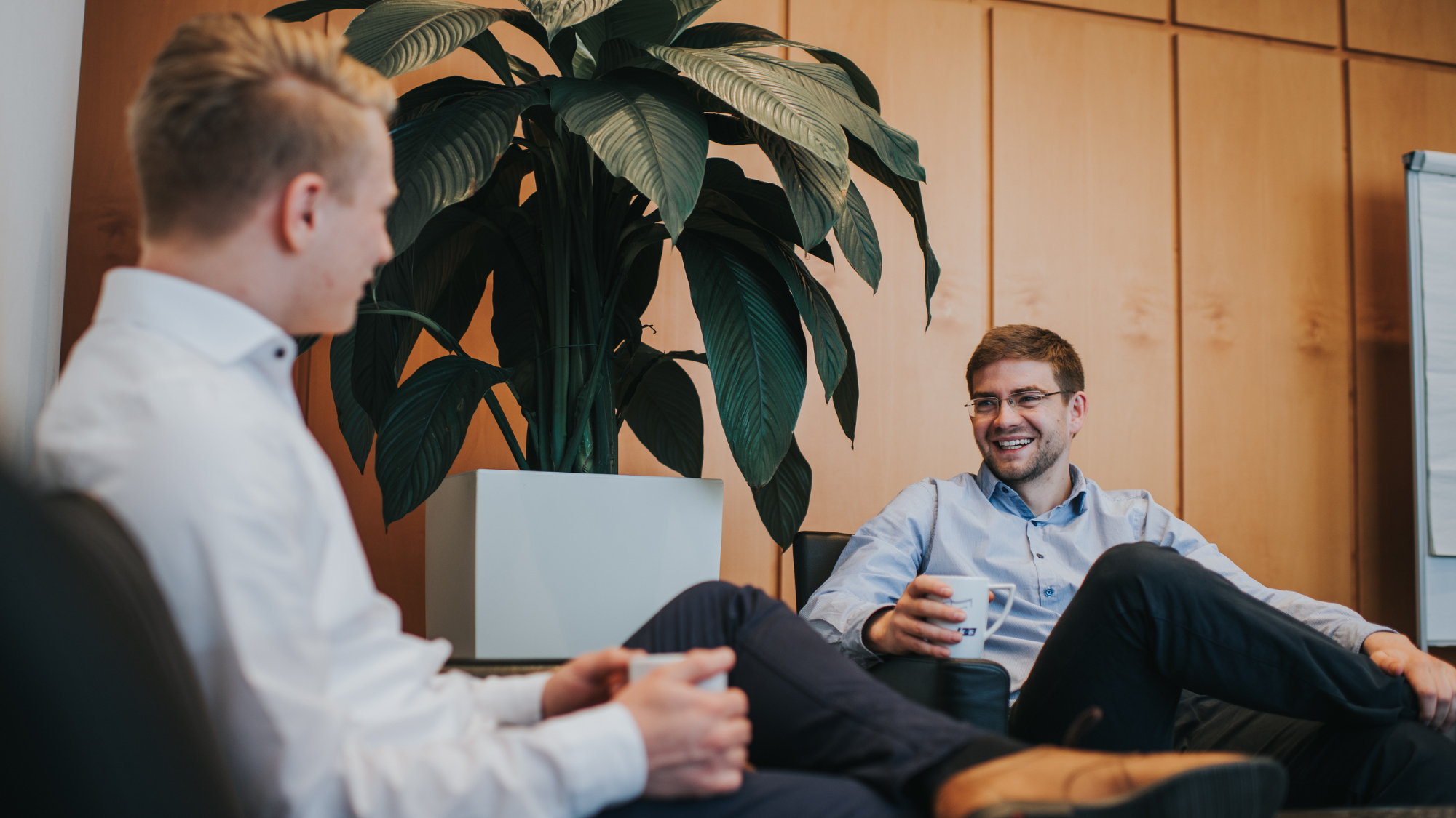 Zwei duale Studierende der Wirtschaftspsychologie im entspannten Gespräch.