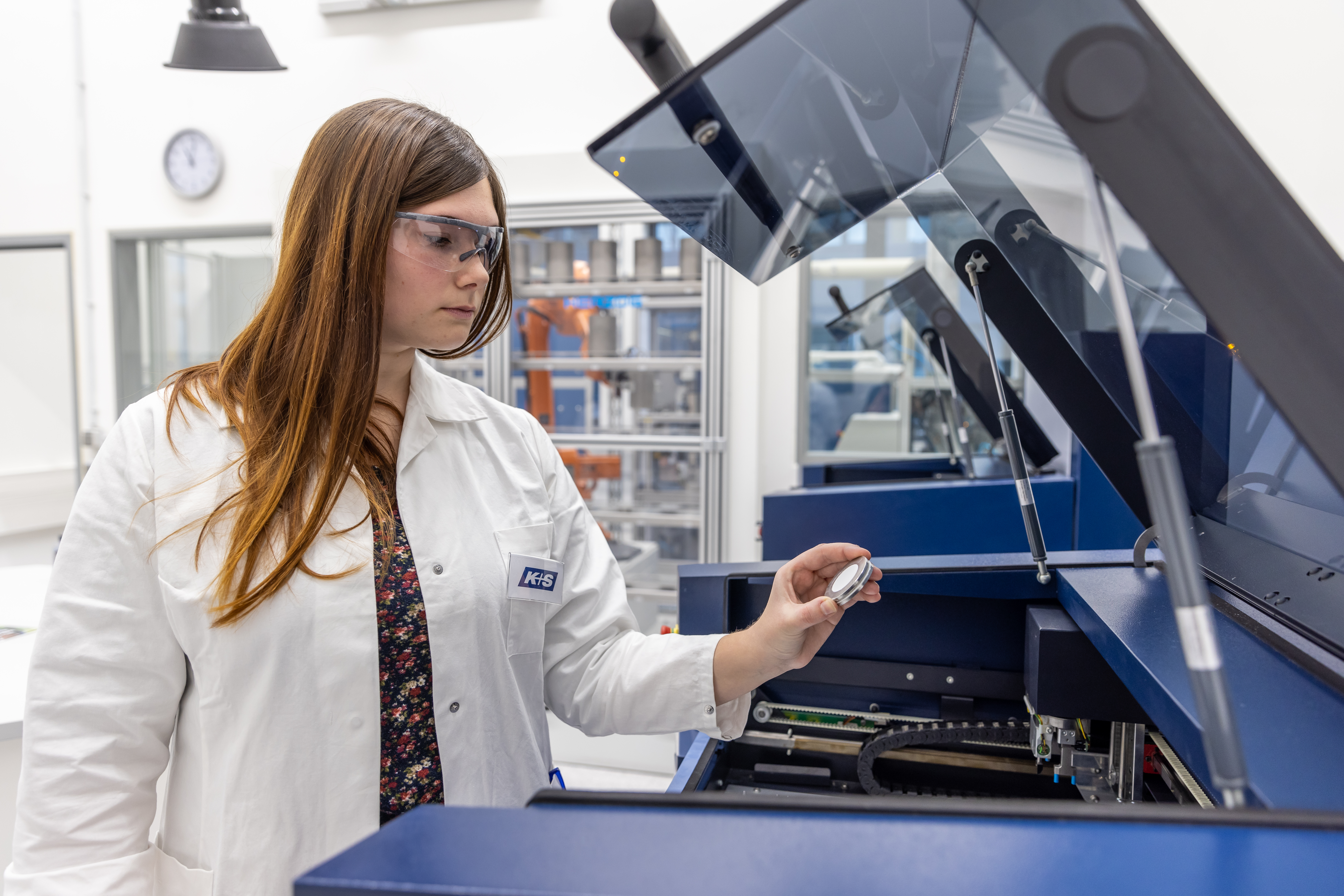 Chemisch-technische Assistentin betrachtet eine Probe im Labor