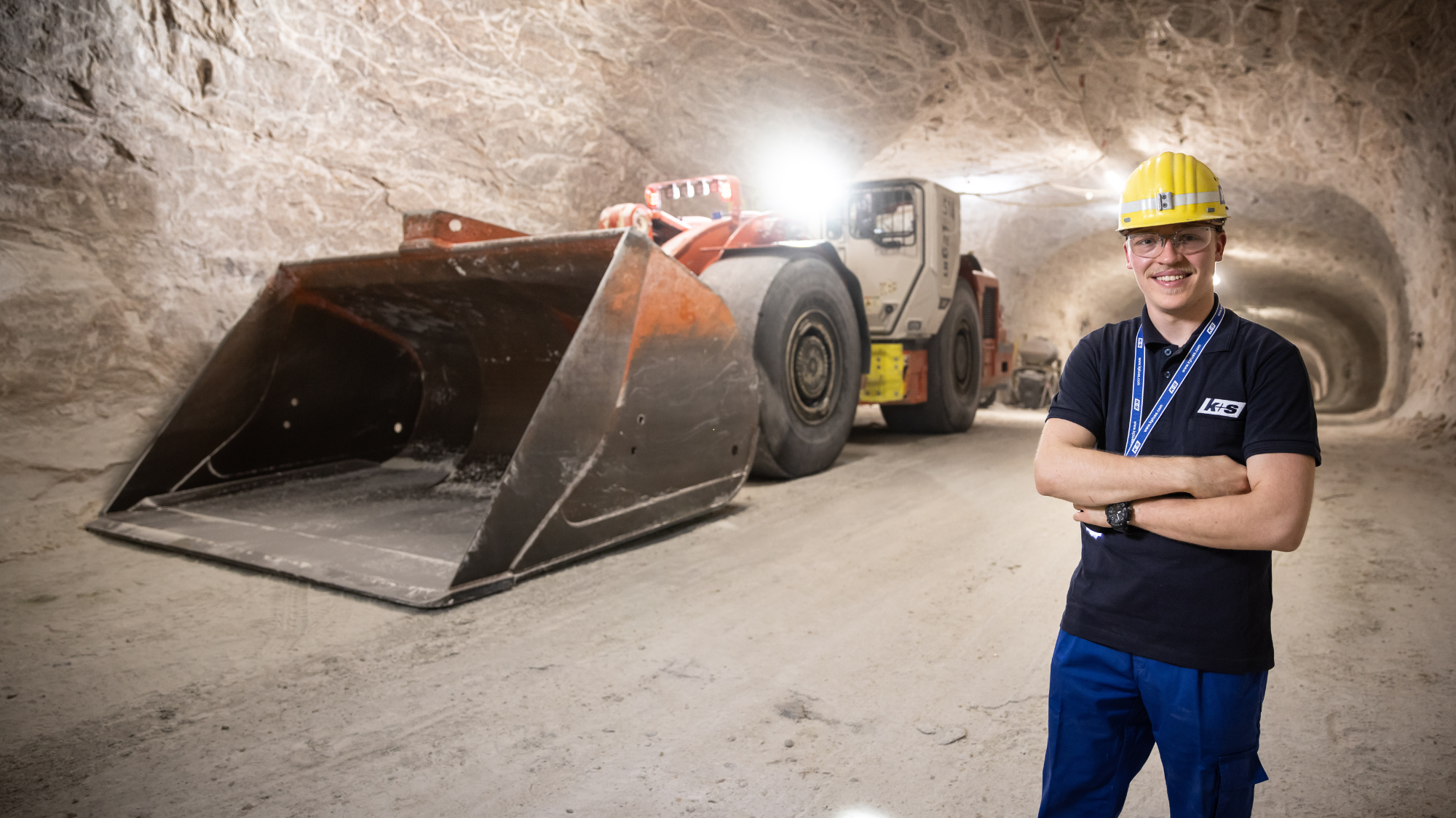 Bergbautechnologen vor Maschine unter Tage 