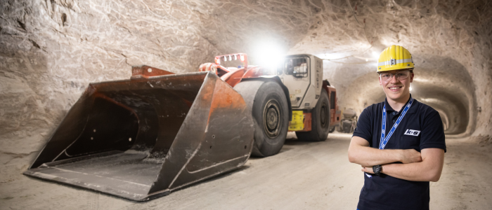Bergbautechnologe unter Tage vor einer Maschine