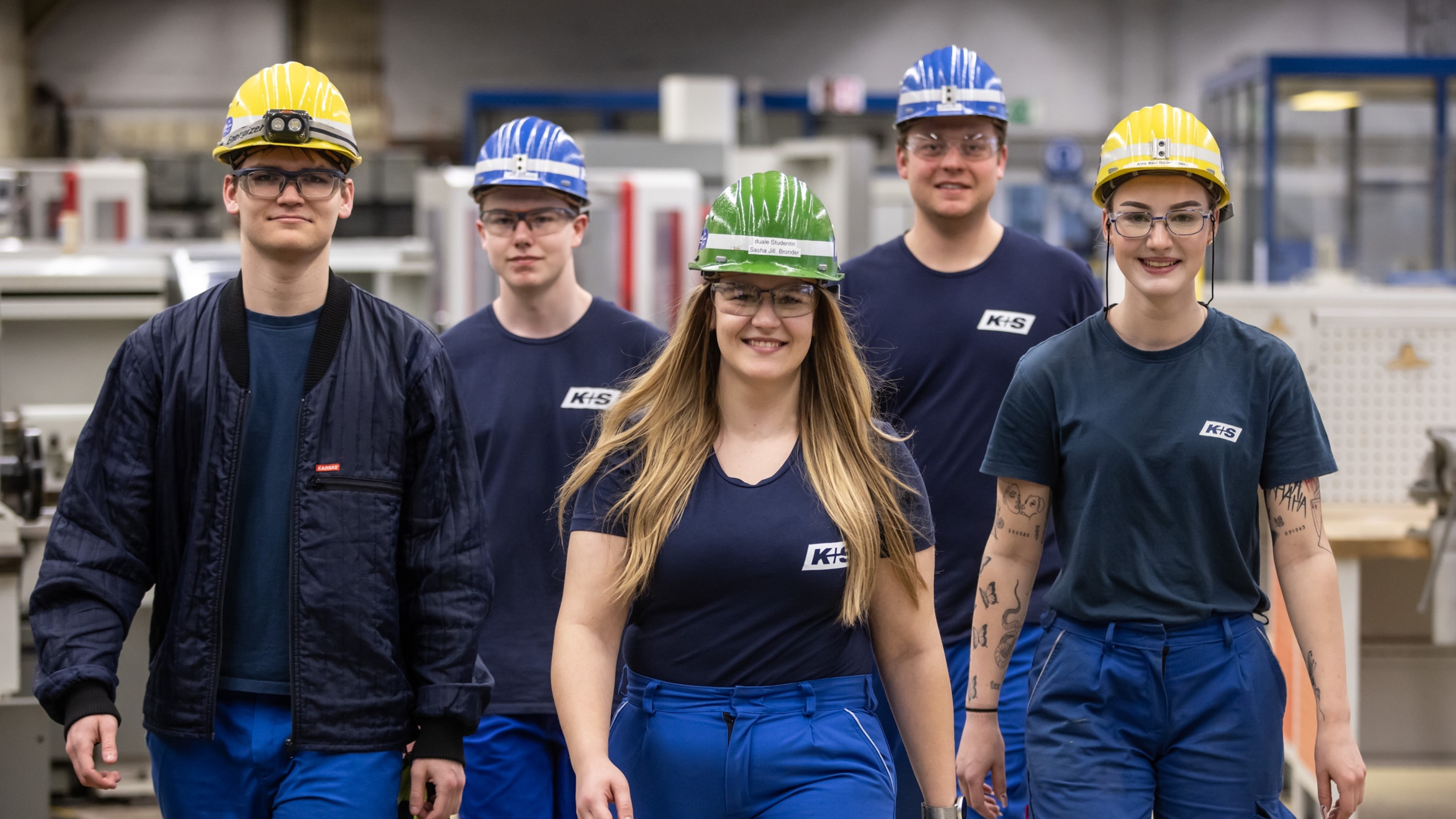 Gruppe von Azubis läuft durch die Werkstatt