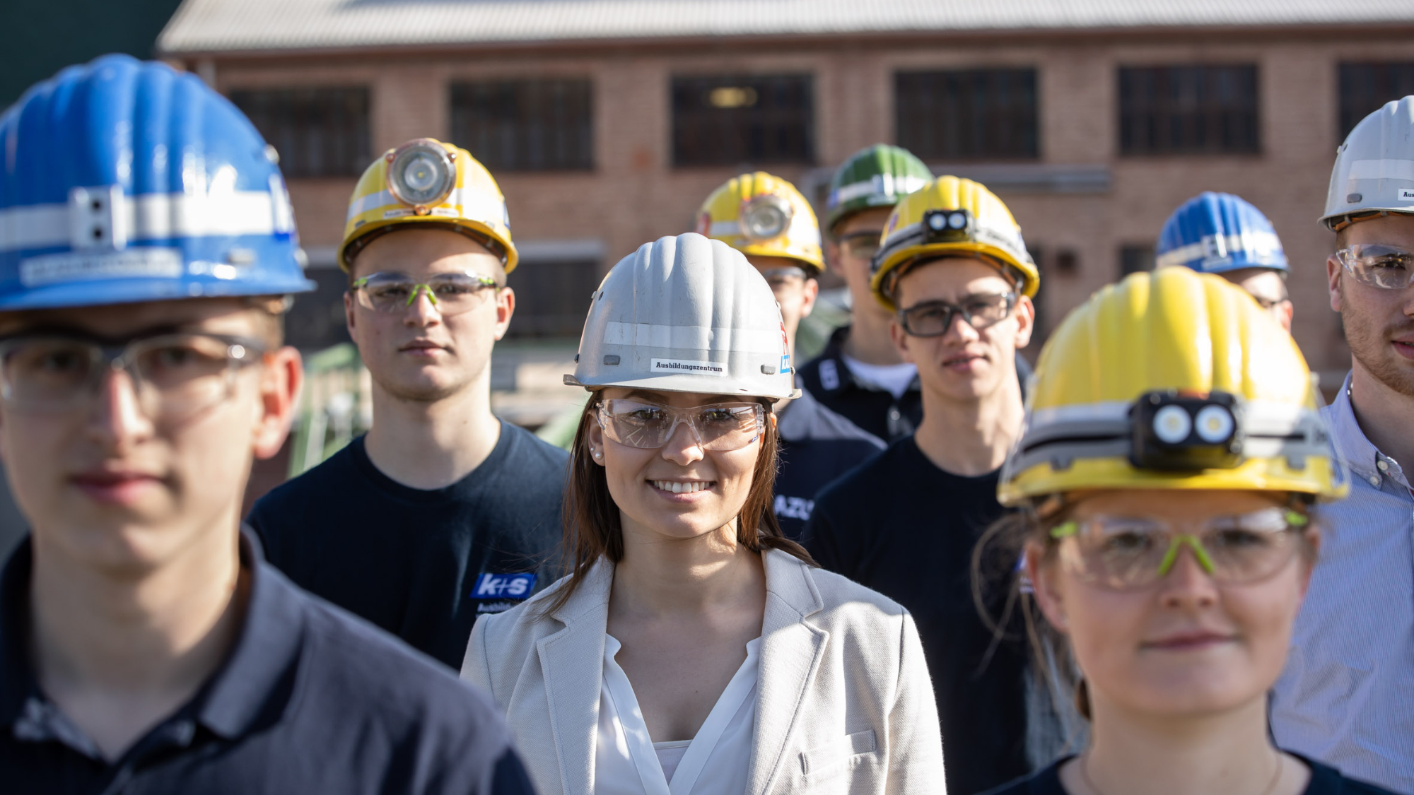 K+S Mitarbeitende mit verschiedenen Schutzhelmen im Team