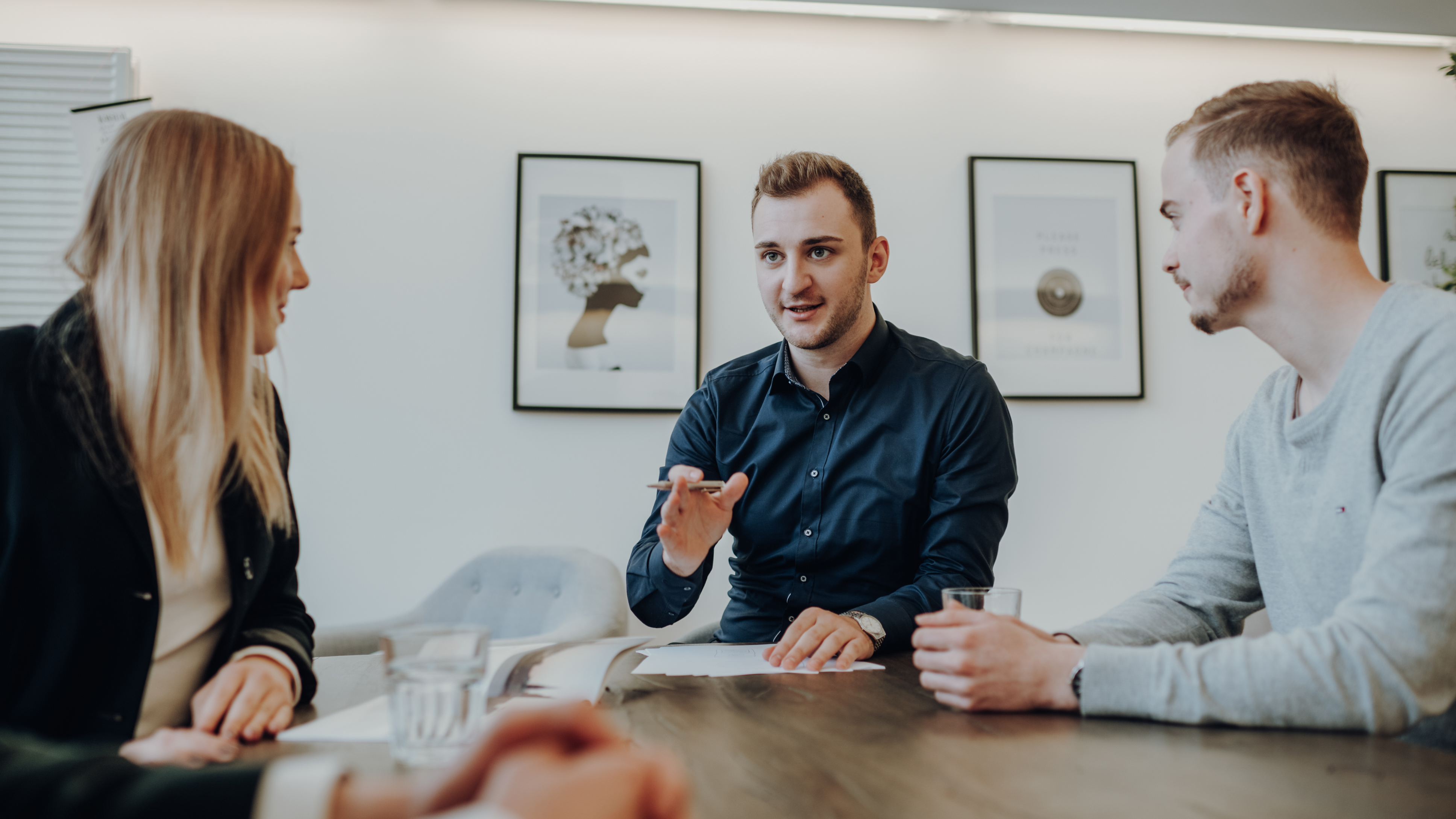 Drei junge Angestellte in einem Meeting
