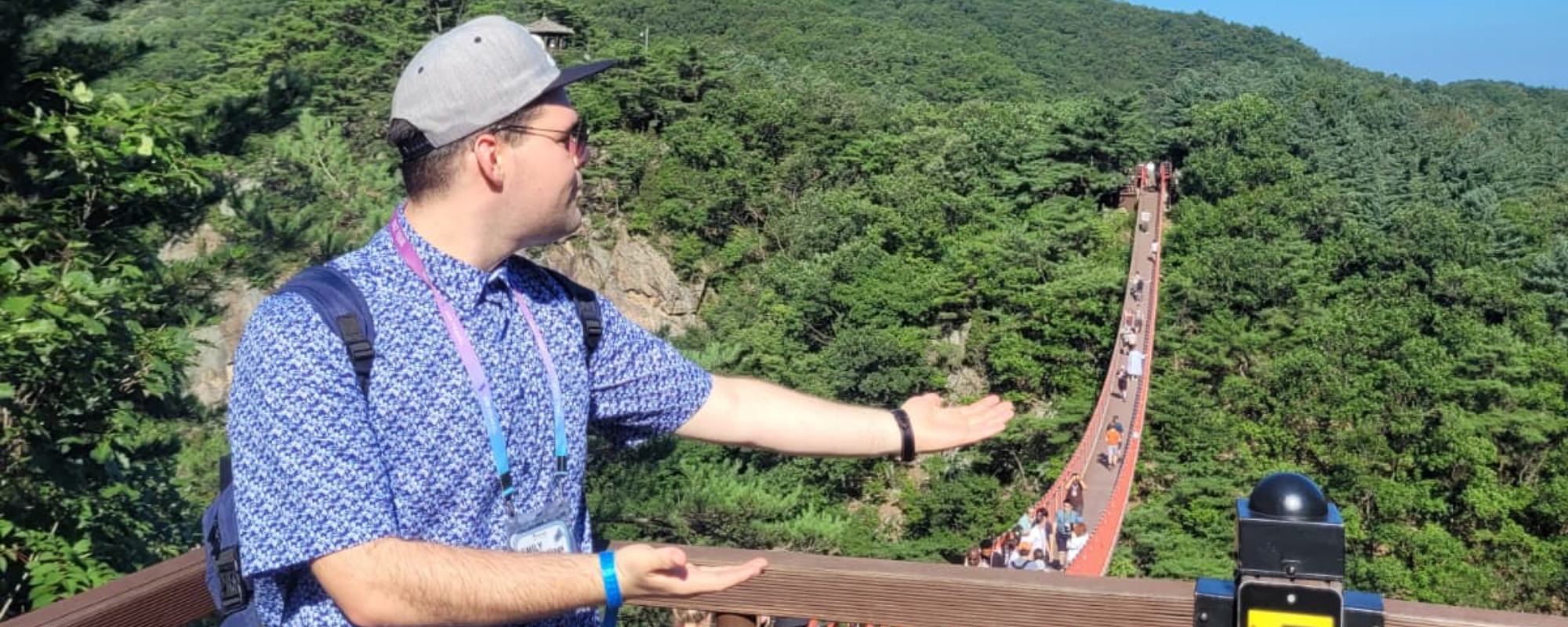 Christian vor Hängebrücke in Südkorea