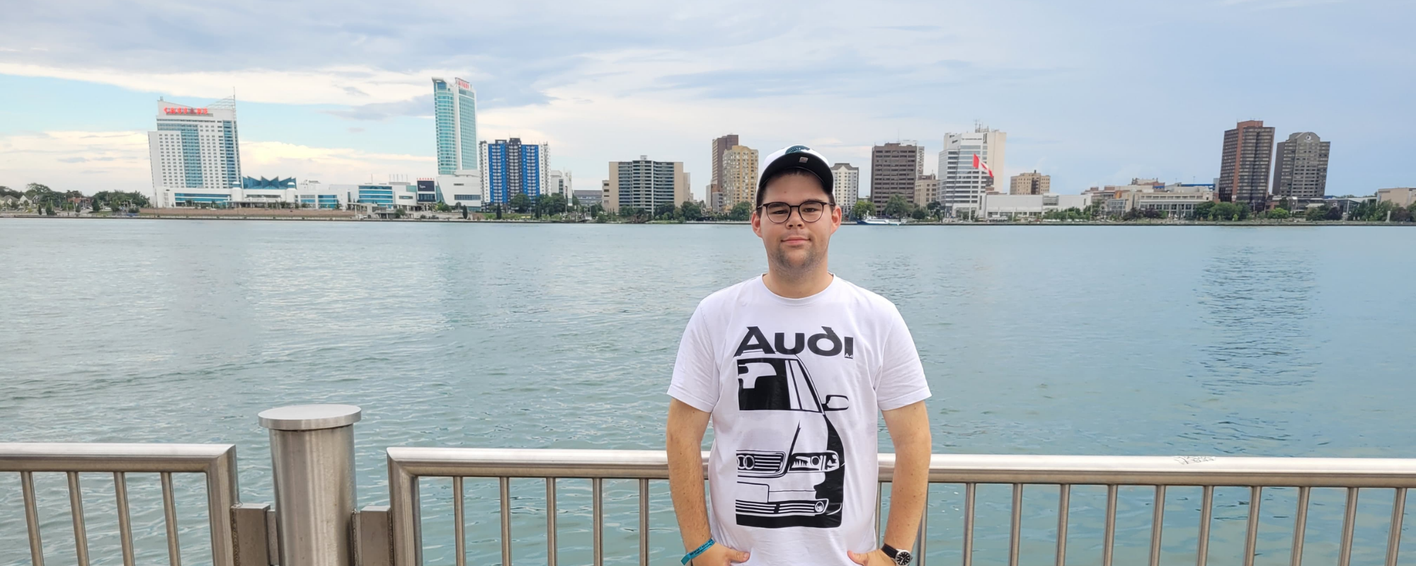 Christian in den USA mit Blick auf die Skyline