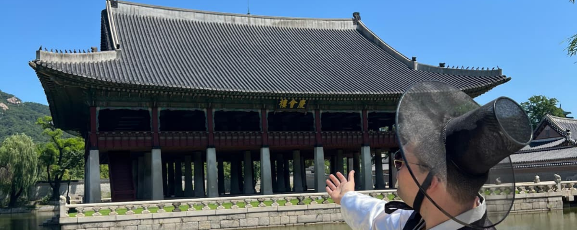 Christian vor dem Gyeongbokgung-Palast in Südkorea