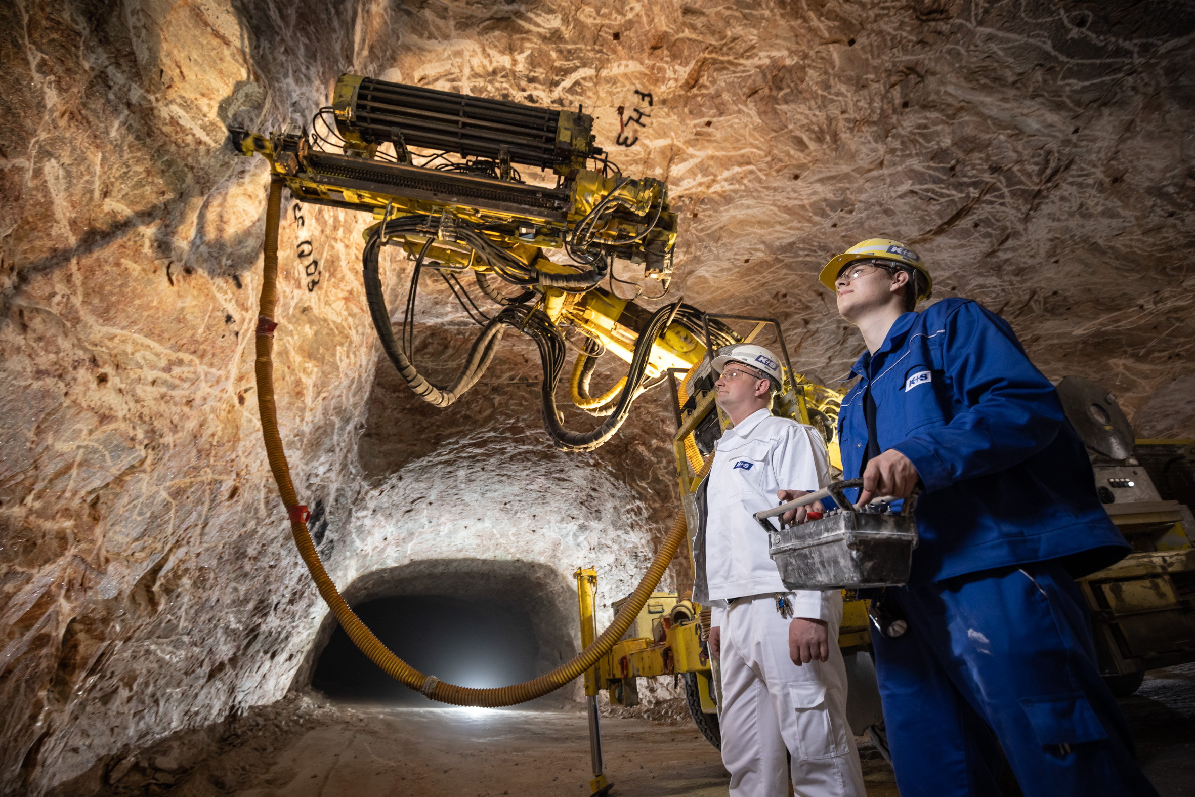Bergbautechnologe vor Lader unter Tage