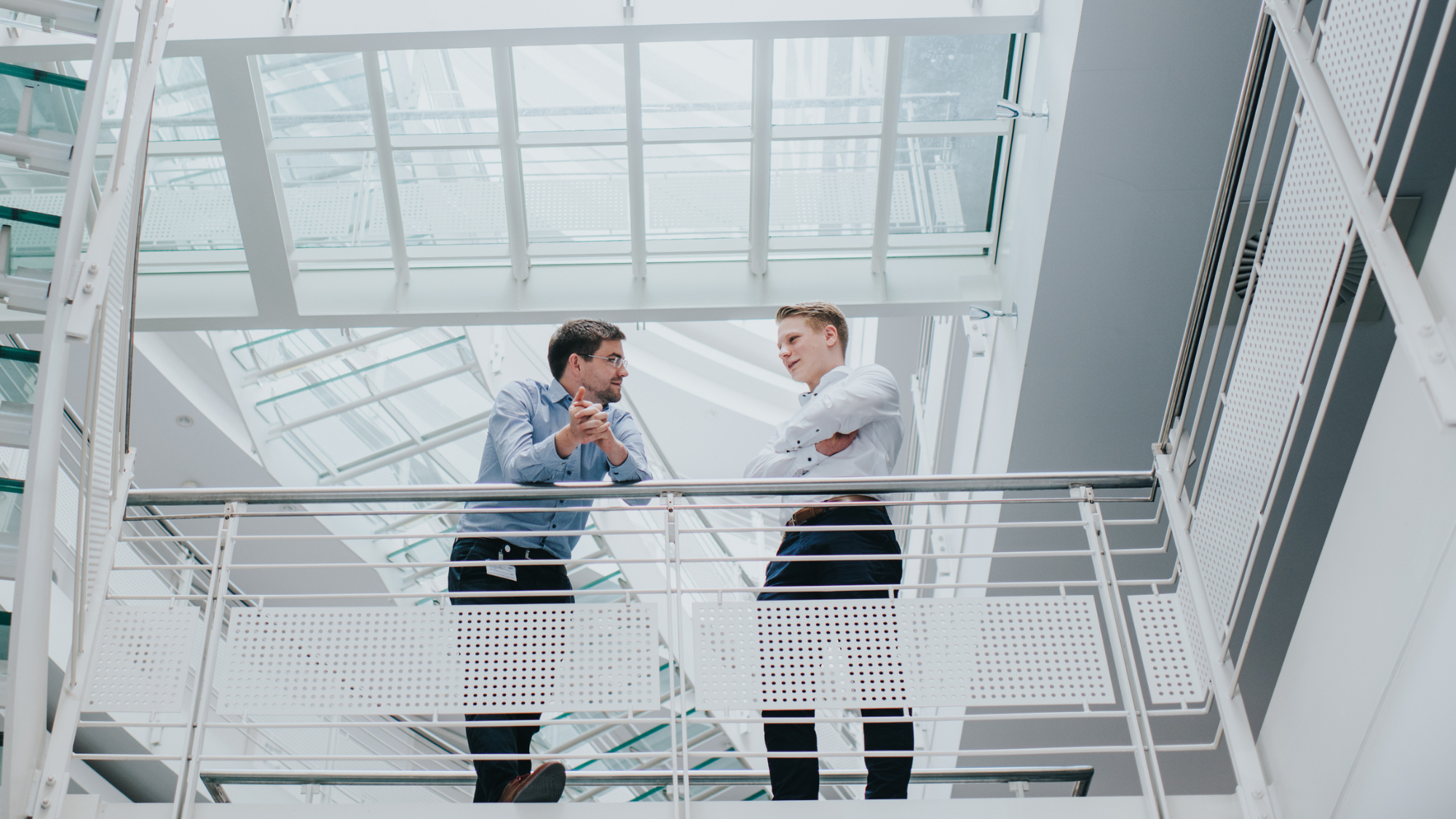 Zwei duale Informatik-Studierende im Gespräch