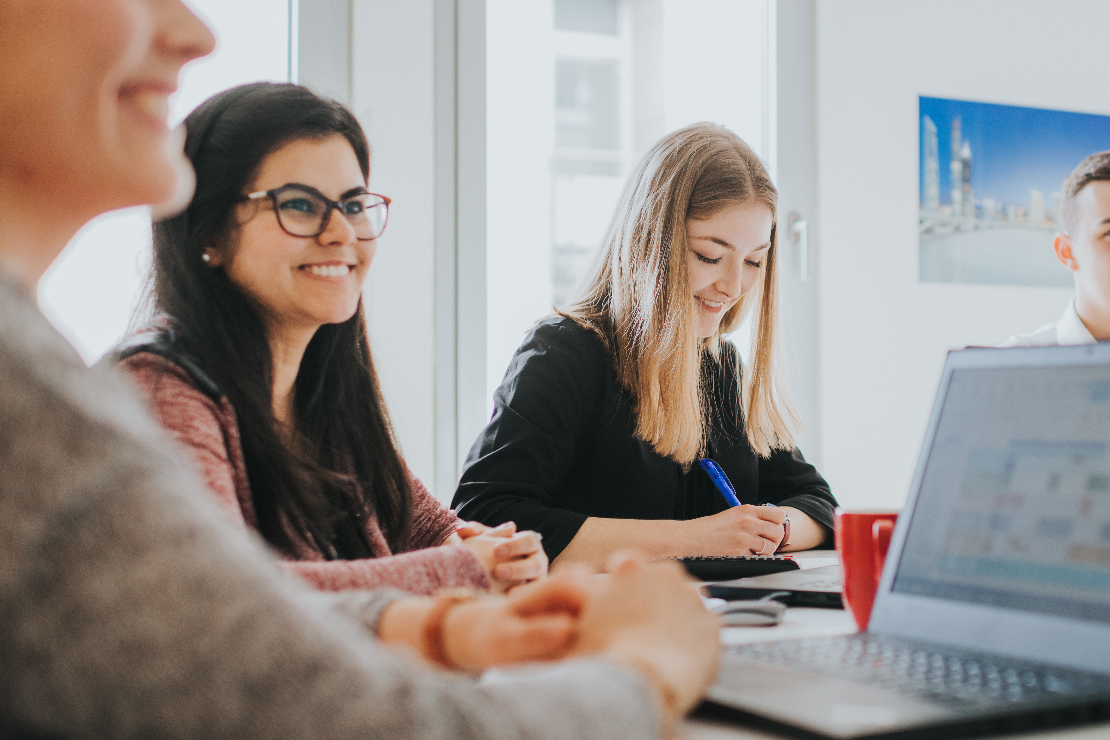 Auszubildende Kaufleute für Büromanagement im Büro