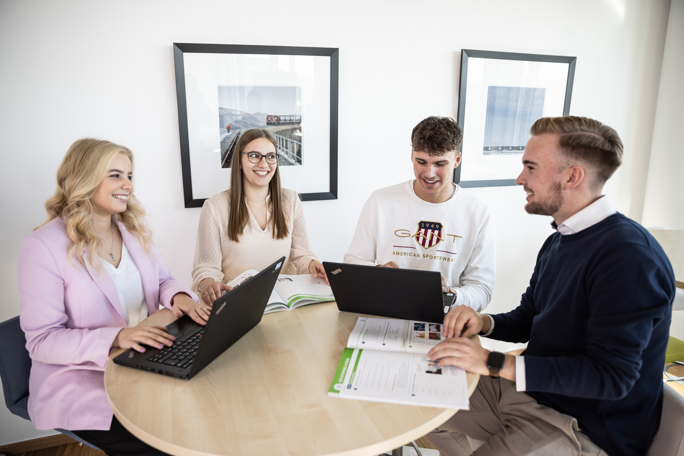 Eine Mitarbeiterin arbeitet am Computer