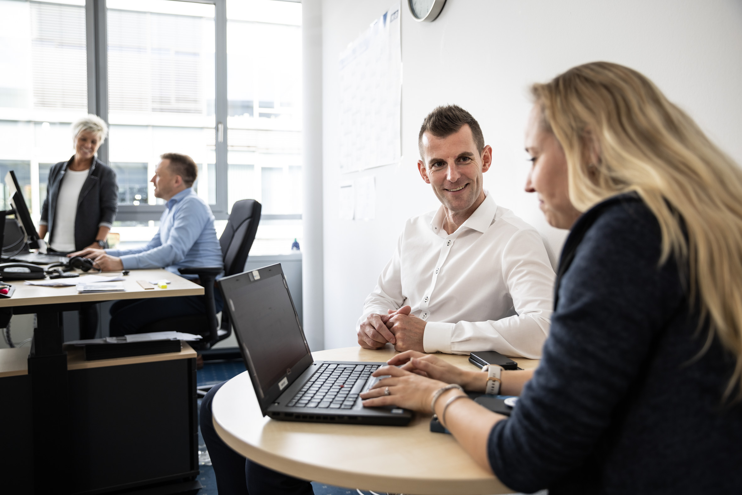 Recruiting Team und Bewerberin sitzen bei K+S im Büro am Computer und besprechen die Bewerbung