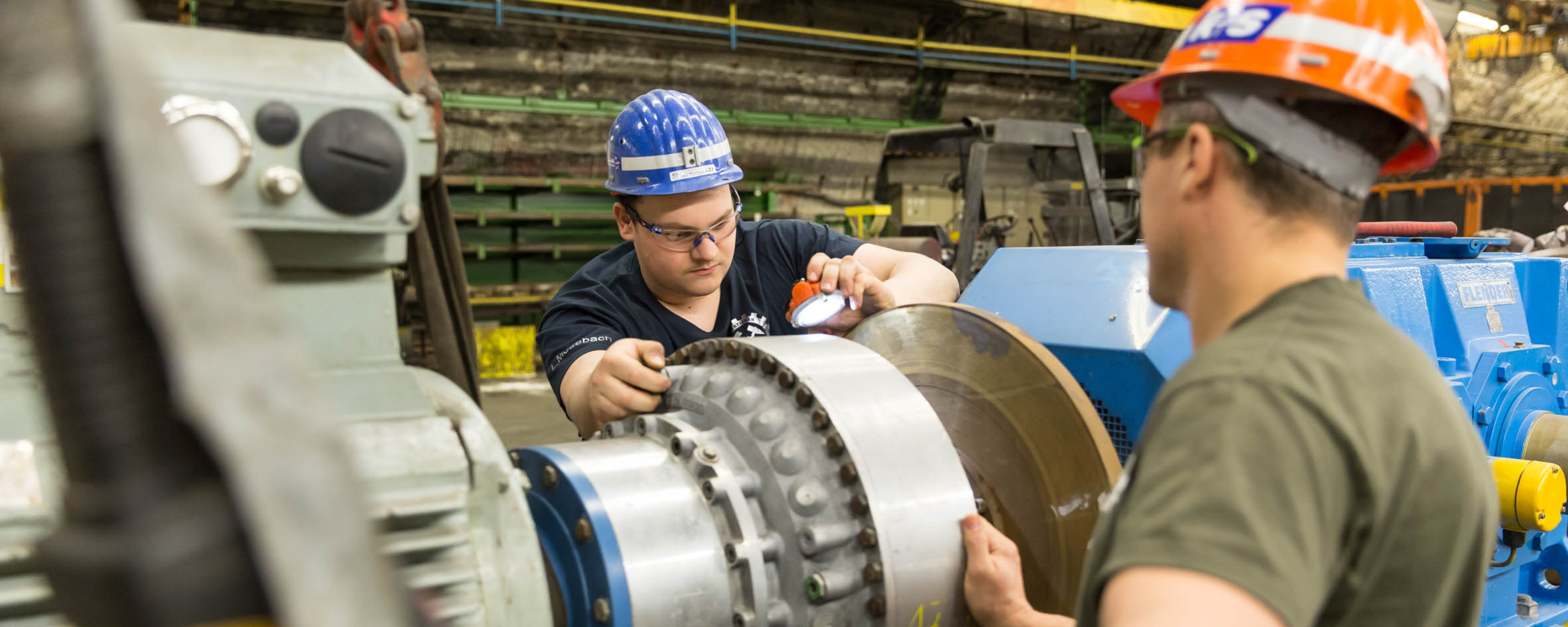 Trainees führen Wartungsarbeiten an der Anlage durch.