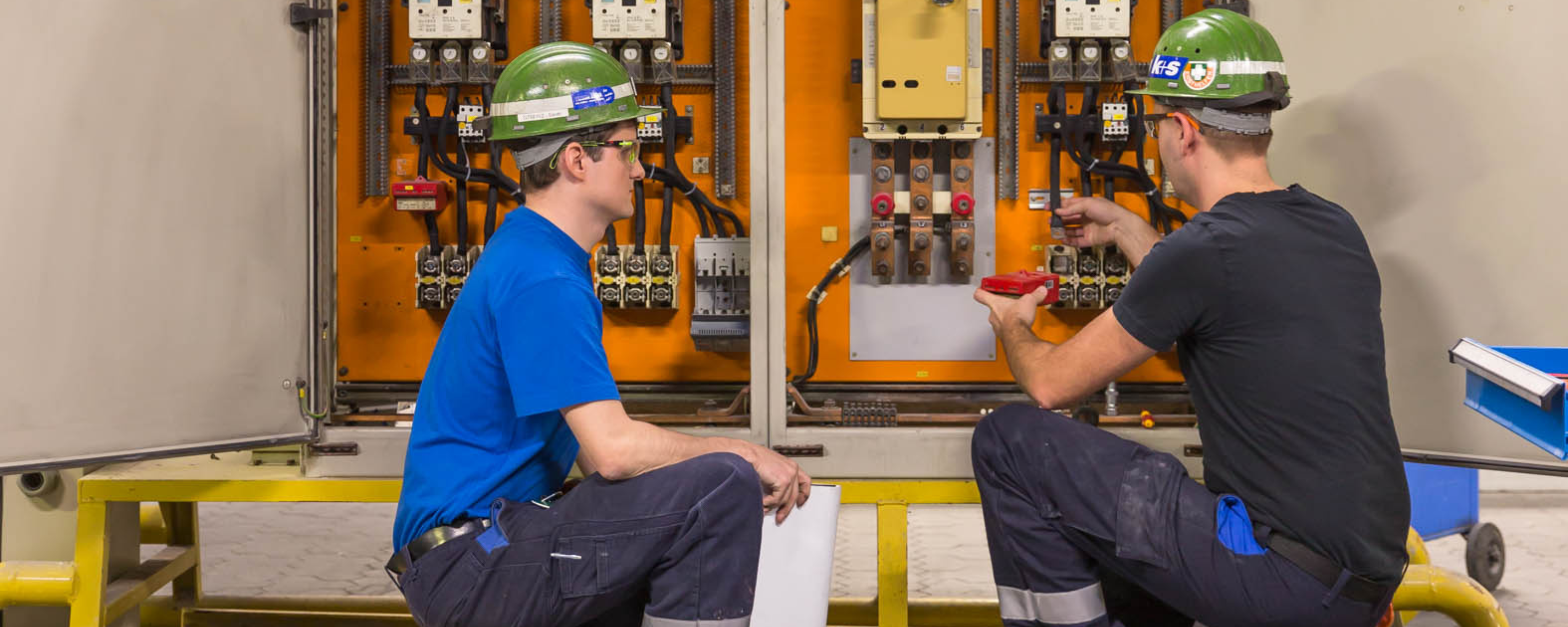Im technischen Bereich prüfen Trainees Schaltschränke und Steuerungen.