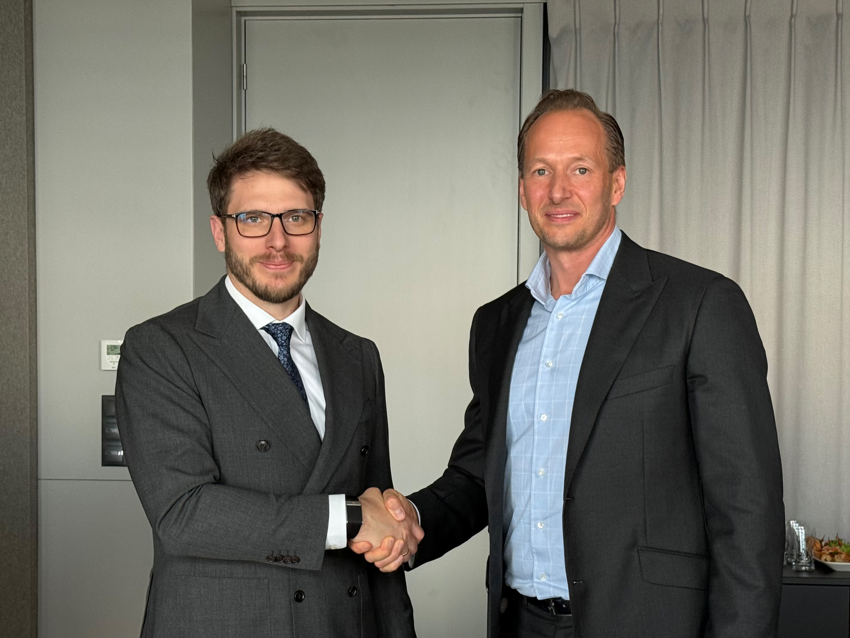 Handshake beim Erwerb von Qemetica