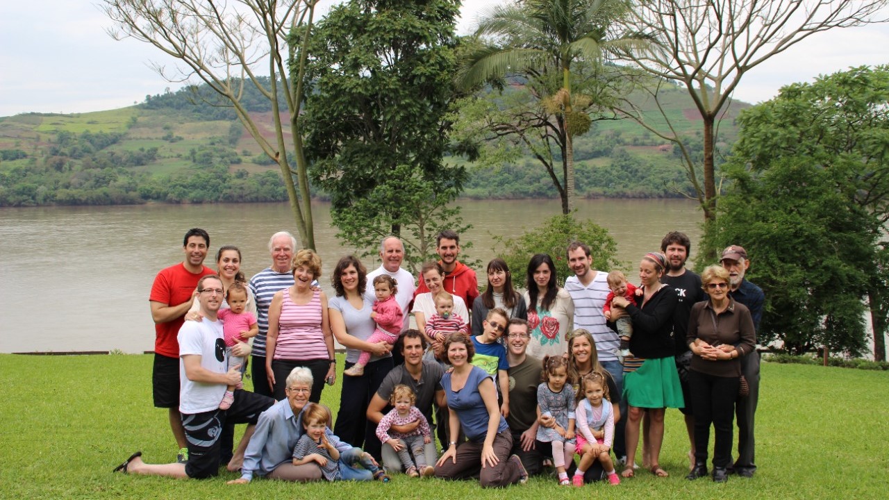 Familientreffen am Fluss in Mondai