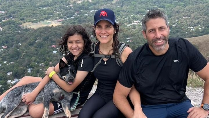 Familienfoto mit Petra, Pablo, Karin und der Hündin Blue