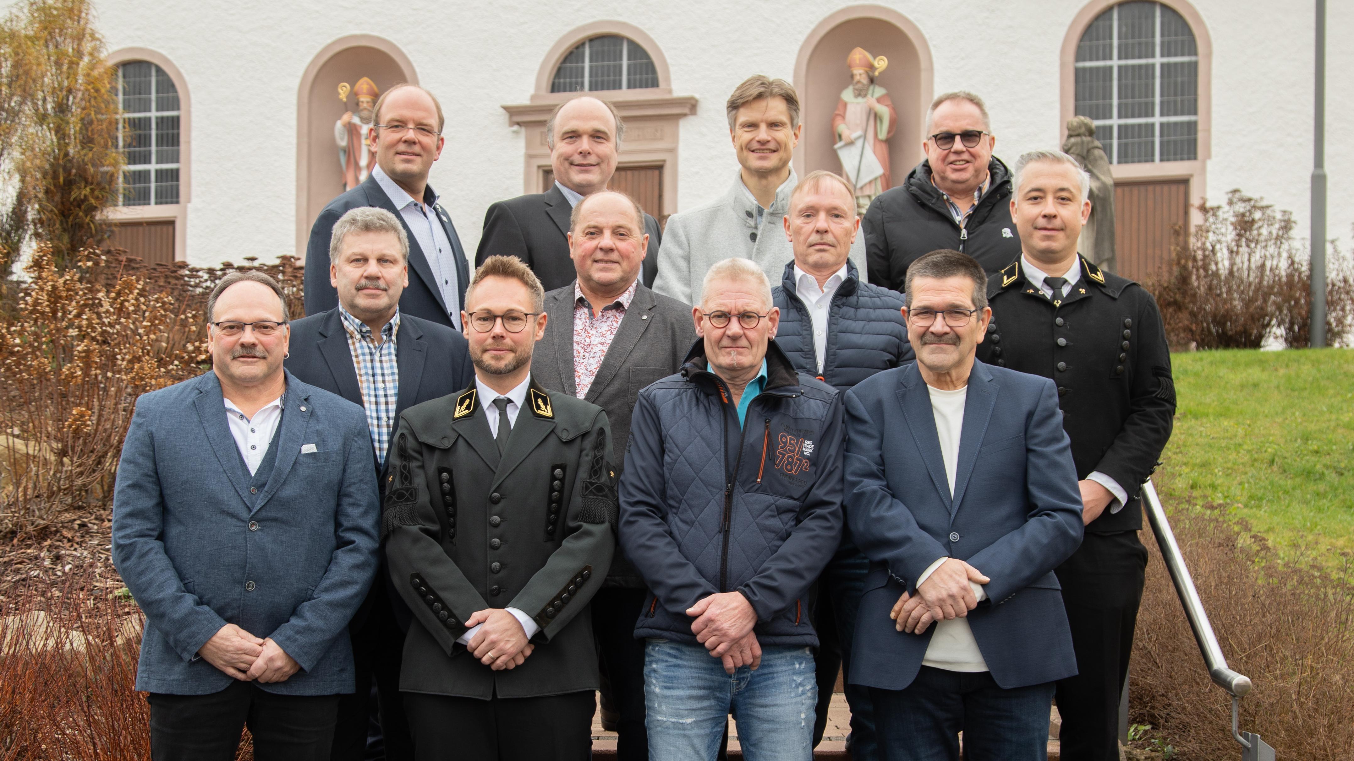 Gruppenbild mit 12 Personen im Freien
