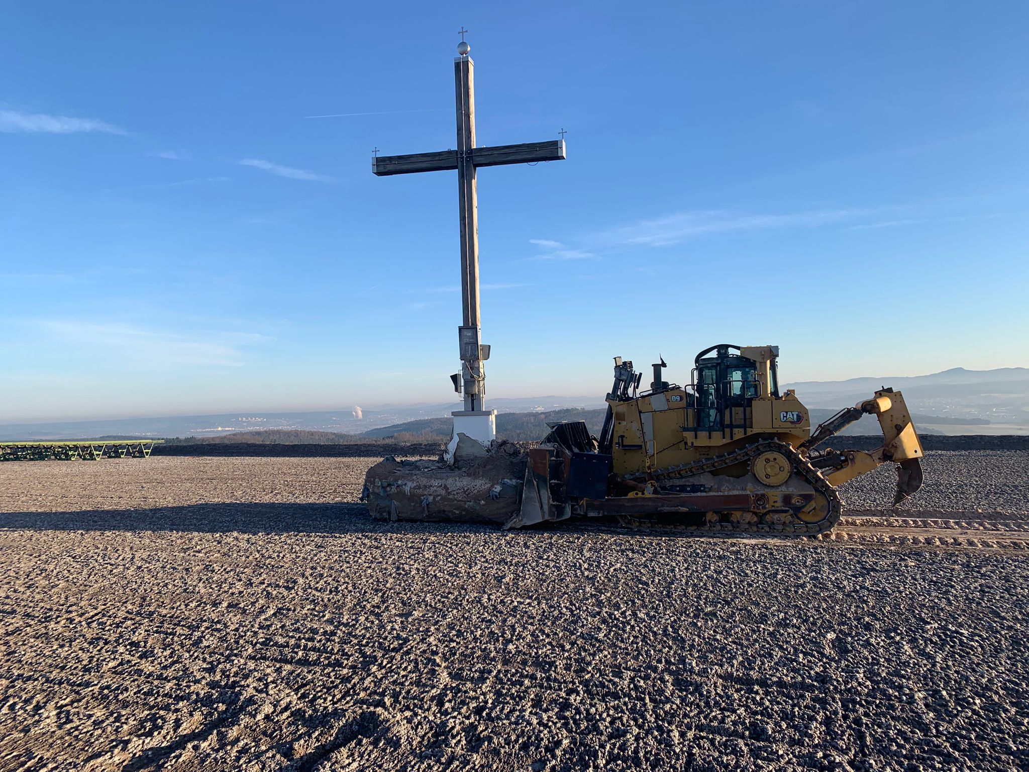 Großes Kreuz auf dem Haldentop wird einem Lader verschoben.
