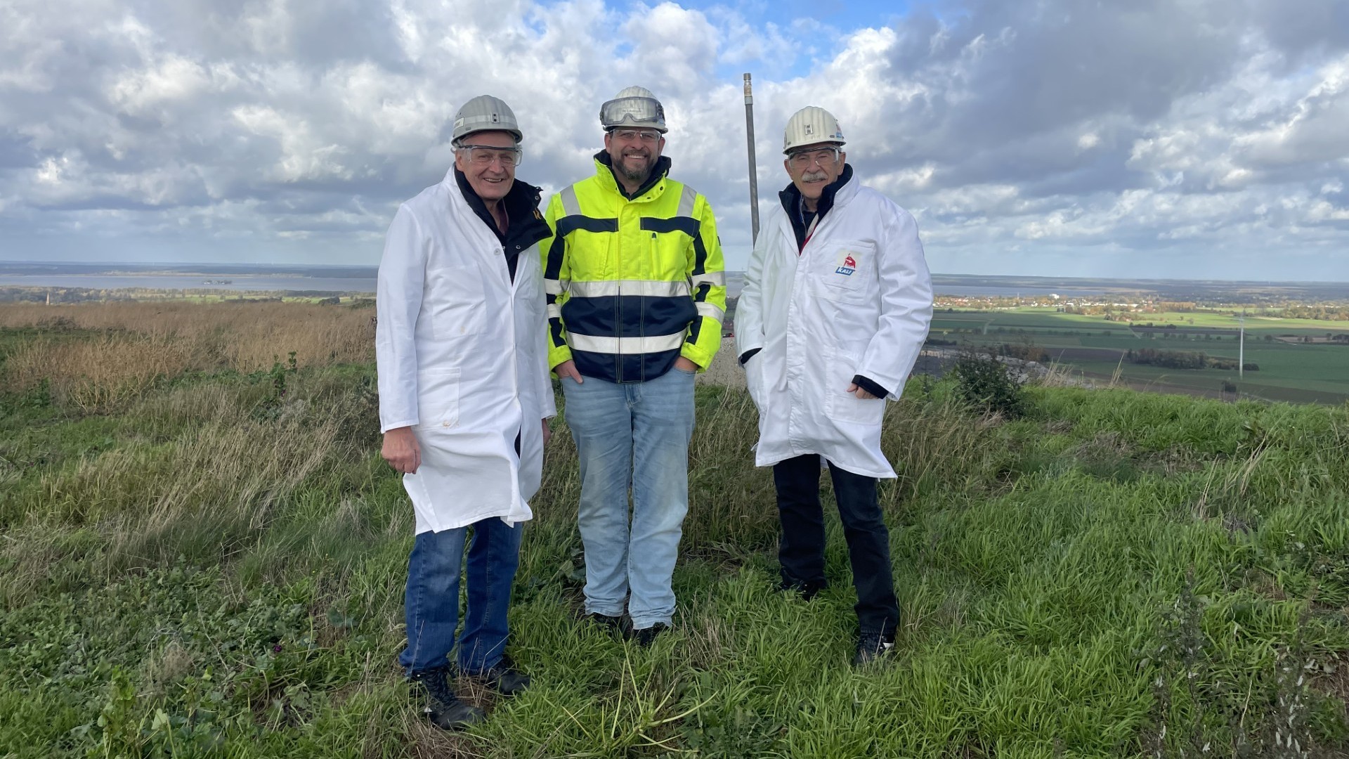 Ulrich Troschke, Dr. Stefan Linsinger und Heinrich Aller auf der Sigmundshaller Rückstandshalde