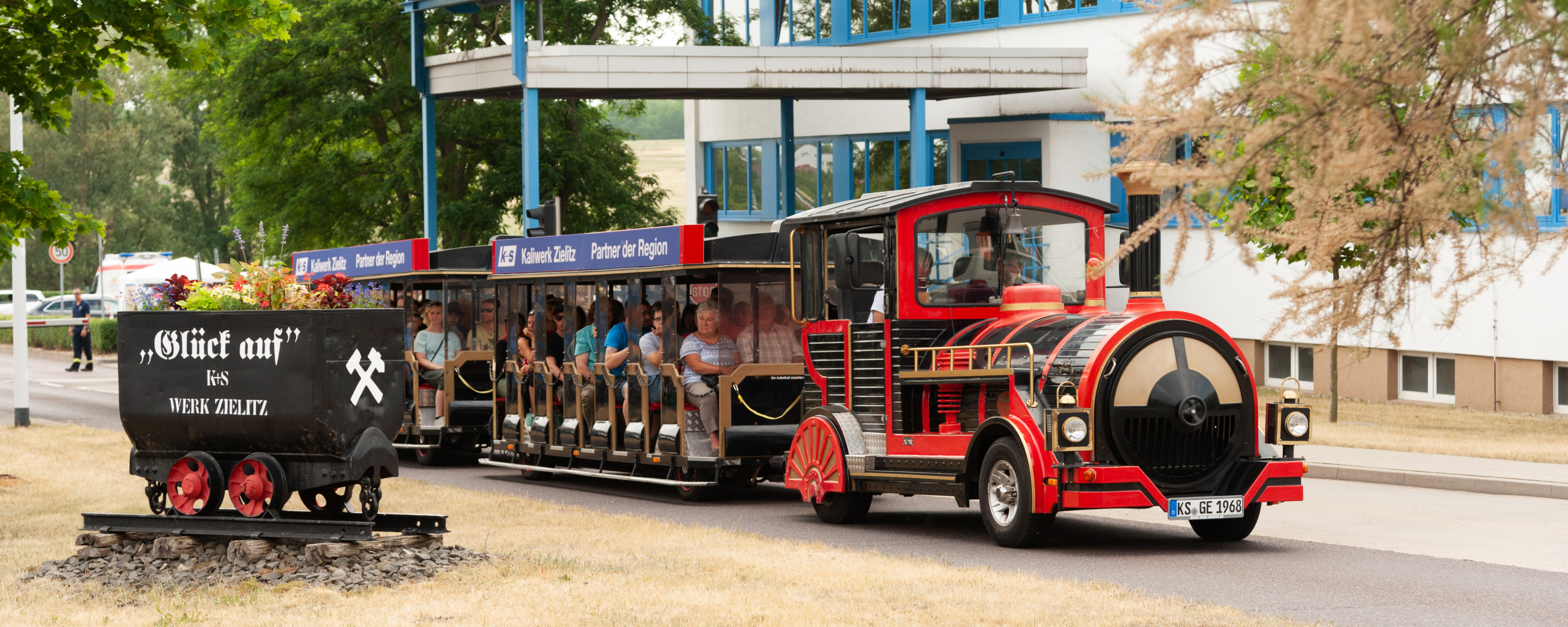 Mit der Wegebahn können Sie bequem und sicher unser Werk besichtigen.