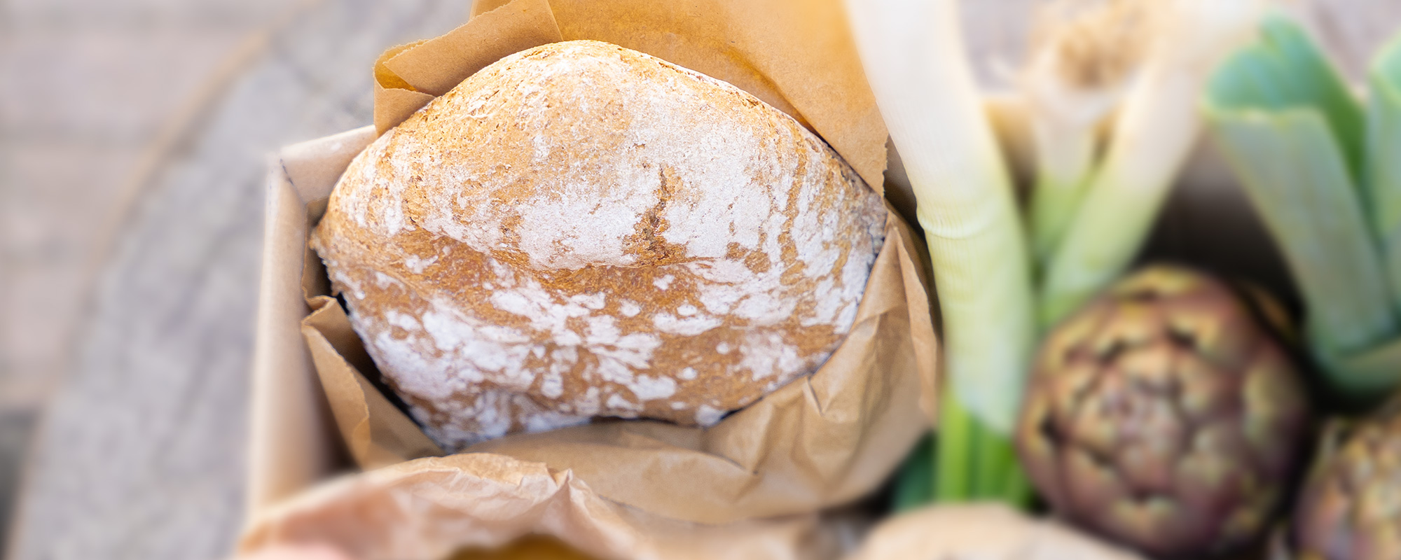 K+S Salz im Brot in einer Kiste voller Lebensmittel