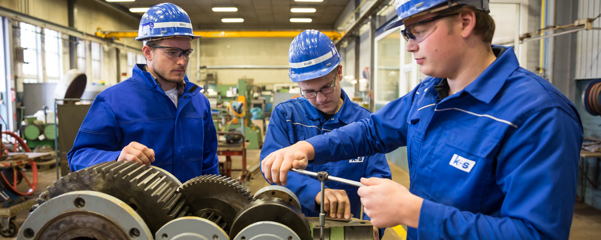 Azubis montieren in der Werkstatt ein Getriebe