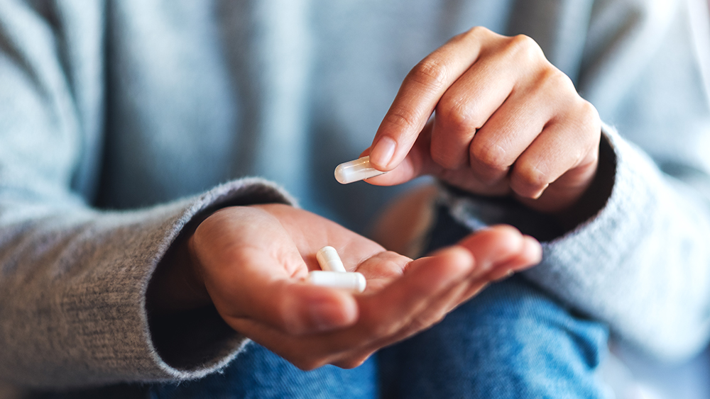 Frau hat Nahrungsergänzungsmittel in der Hand