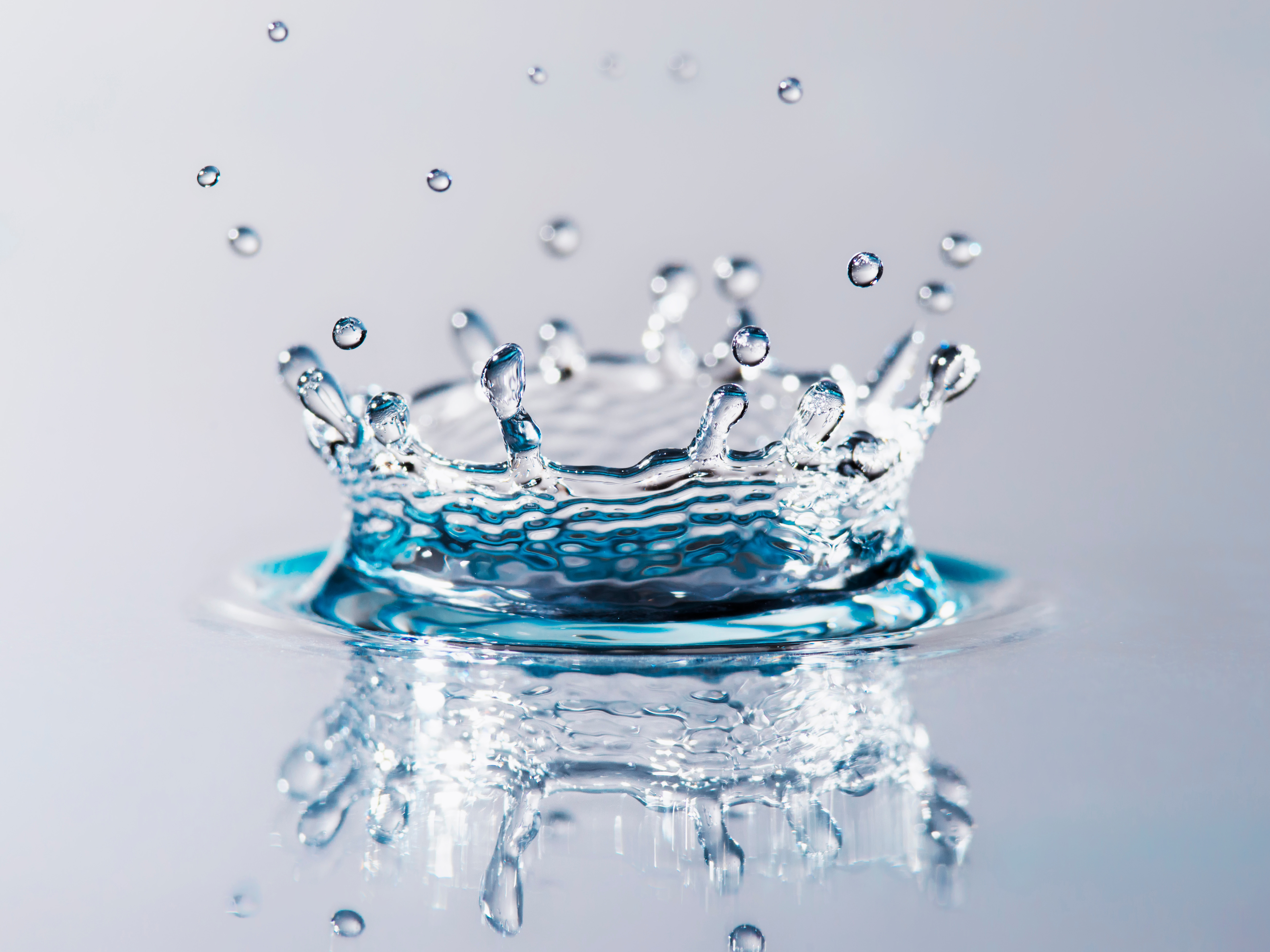 Blasen steigen in klarem, blauem Wasser auf