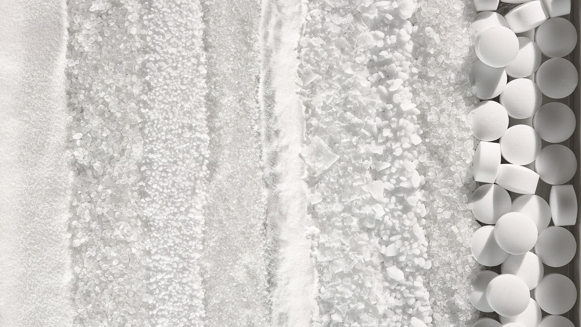 Bergarbeiter begutachtet Salzkristall unter Tage